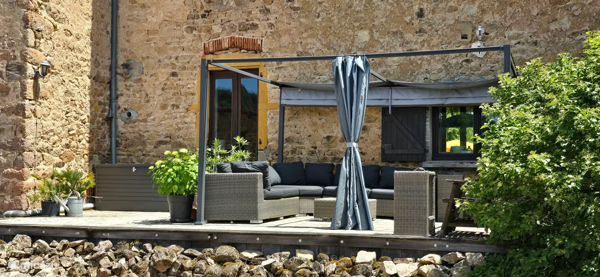 La terraza adicional compartida con magníficas vistas de la piscina y del valle. Un lugar encantador a la sombra de la mañana o al sol de la tarde (perros solo cuando no hay más invitados y con correa).