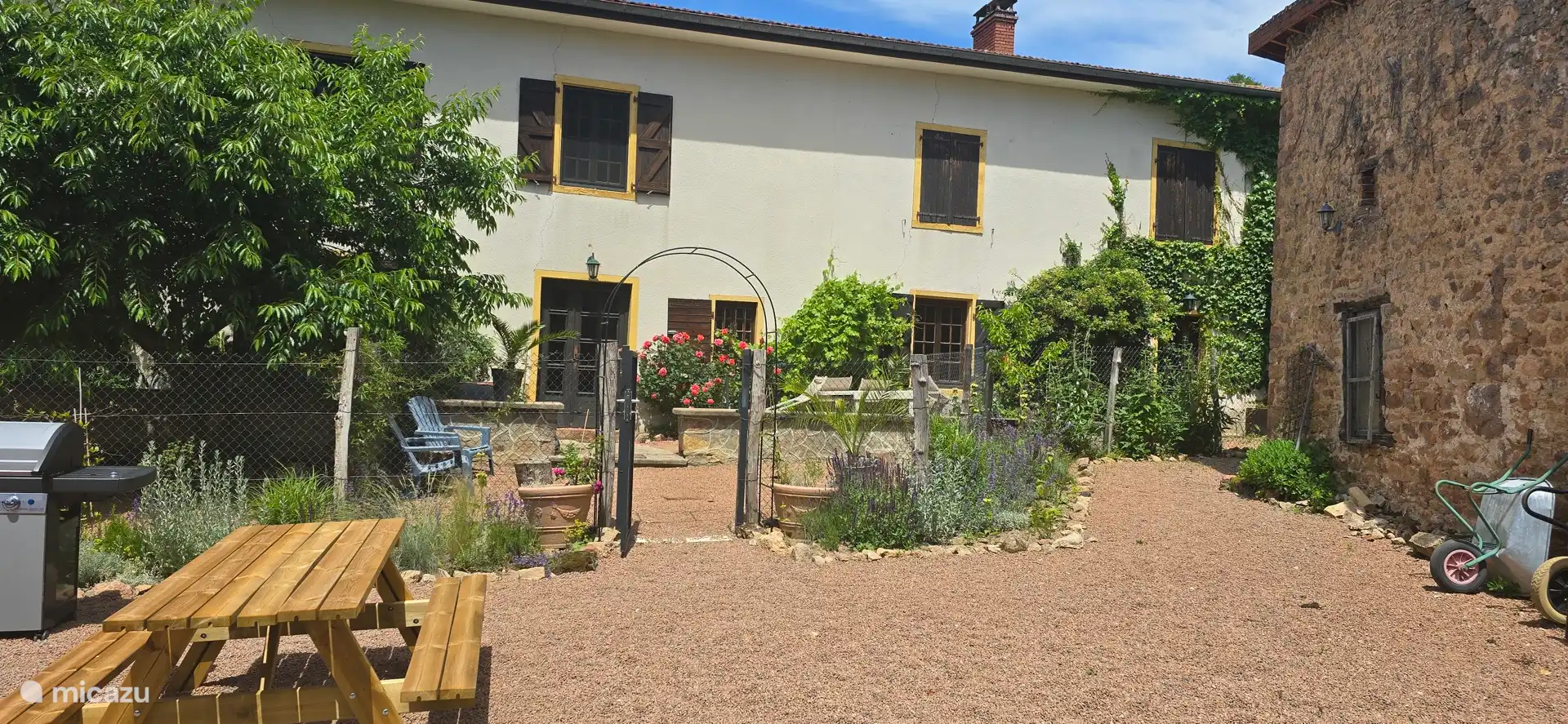 Exterior y jardín de Gîte Boyar. Está bien vallado, así que es especialmente agradable relajarse sin tener que vigilar a tu perro todo el tiempo.