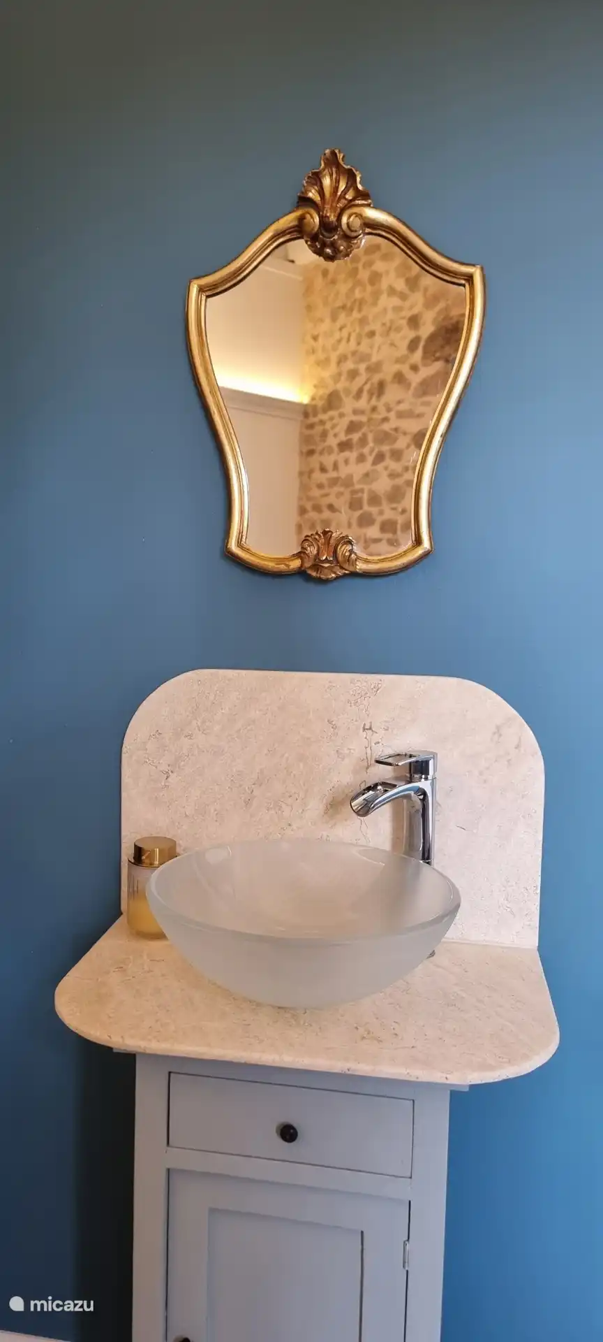 1 der 2 Waschbecken im 1. Schlafzimmer der Gîte Boyar