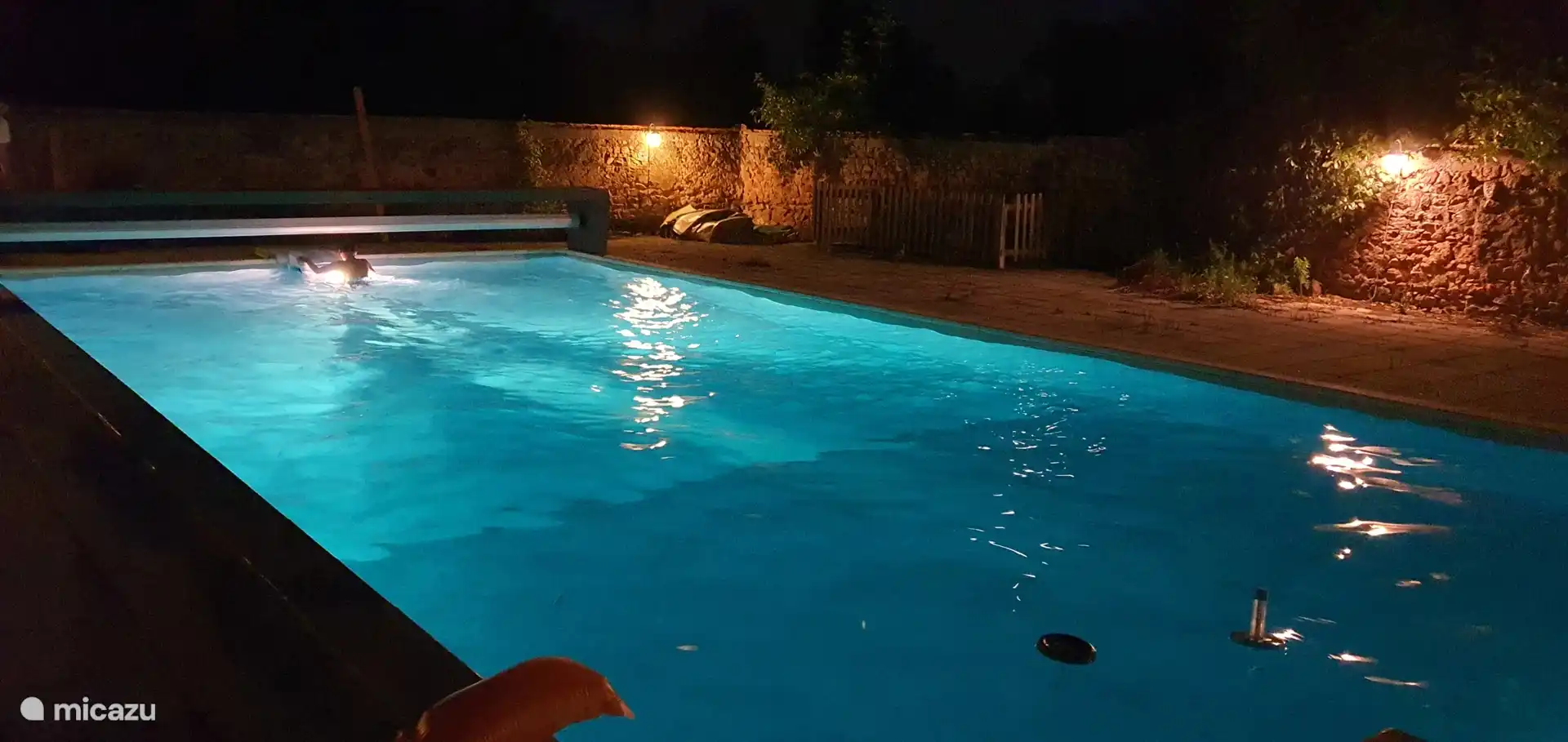 Das Schwimmbad bei Nacht.