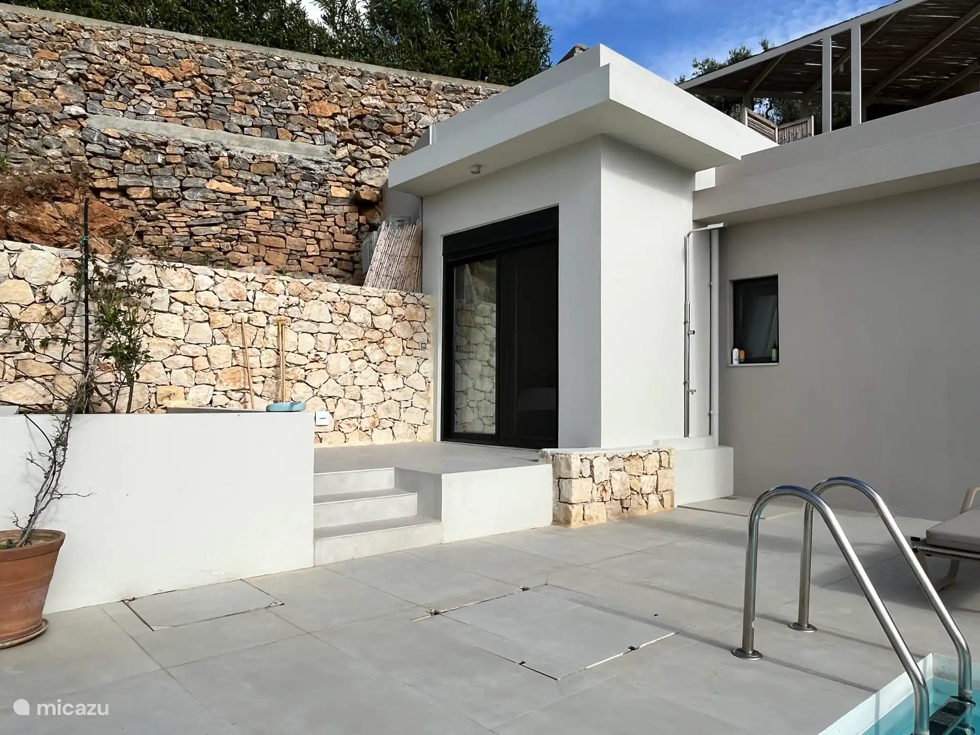 Schlafzimmer 3 mit der Außendusche daneben