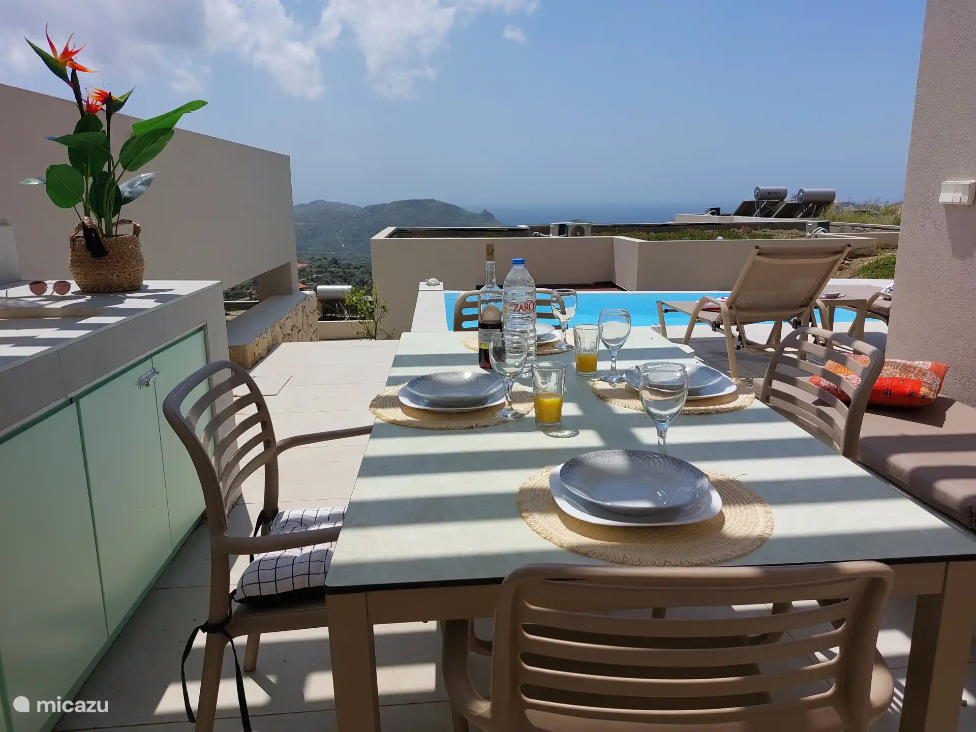 Essen Sie auf der Terrasse mit Blick auf den Pool und das Libysche Meer