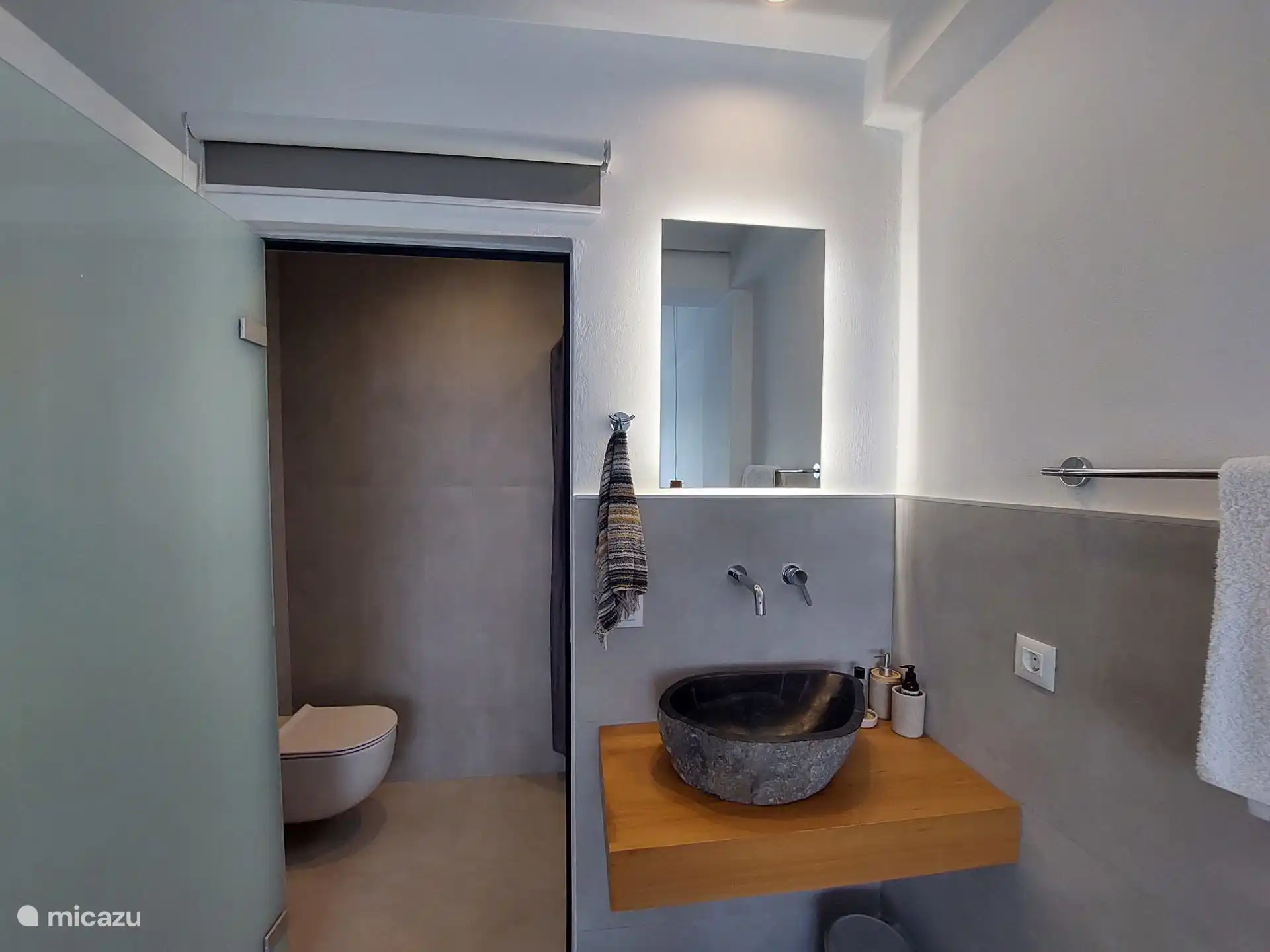 Das Badezimmer des Hauptschlafzimmers