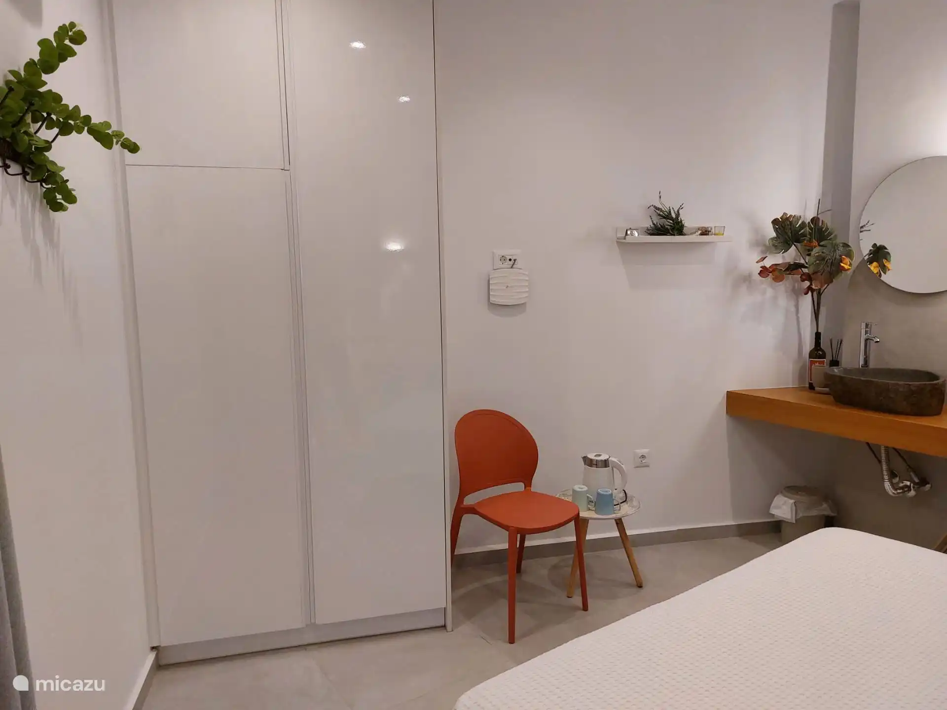 Kleiderschränke und Waschbecken Schlafzimmer 3