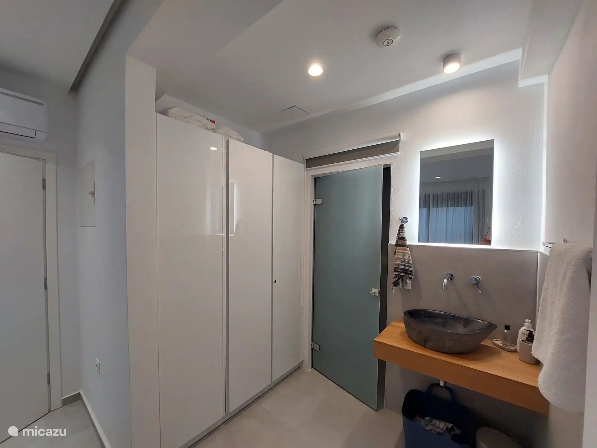 Badezimmer und Kleiderschränke Hauptschlafzimmer