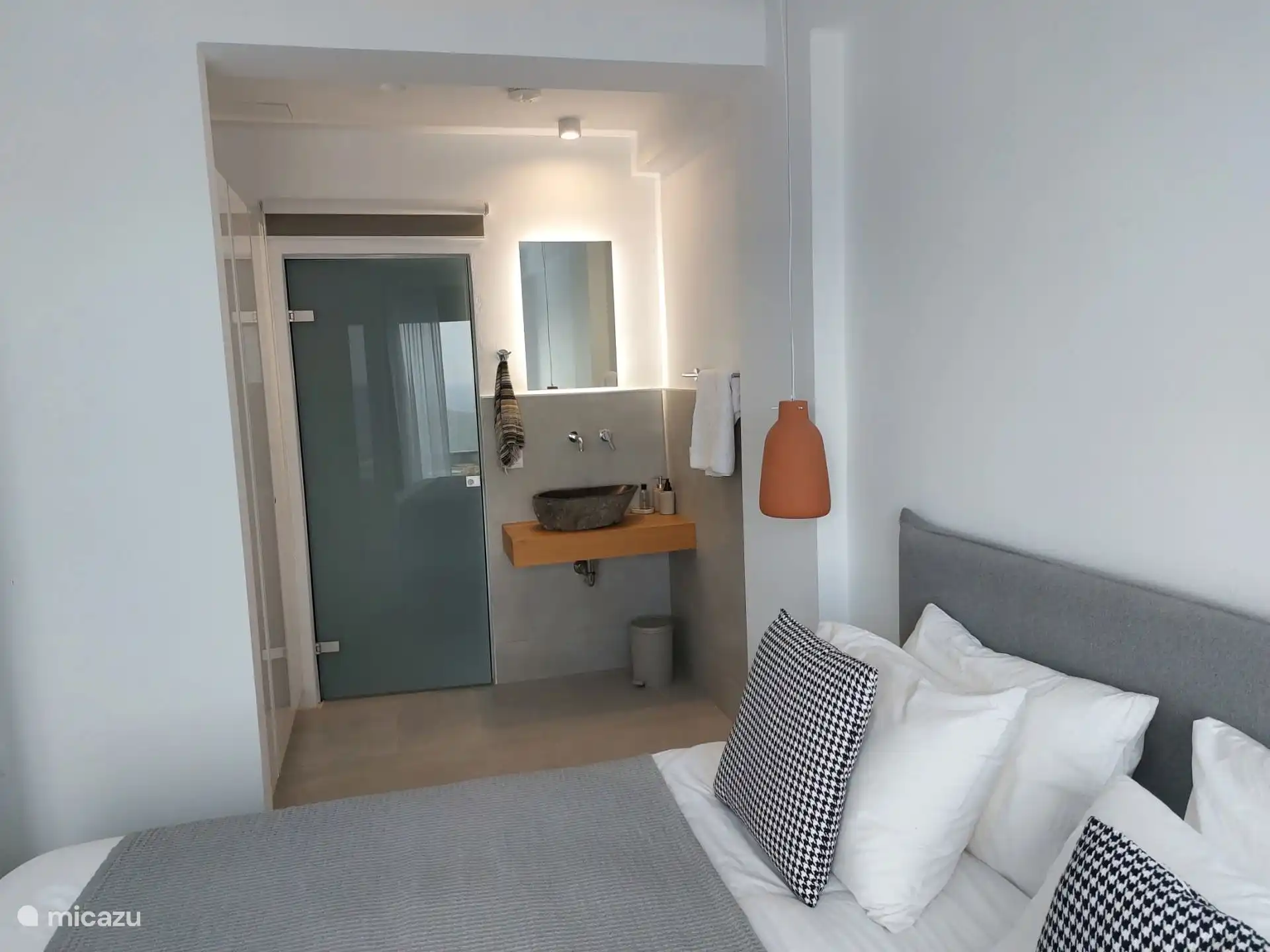 Badezimmer mit eigenem Bad im Hauptschlafzimmer