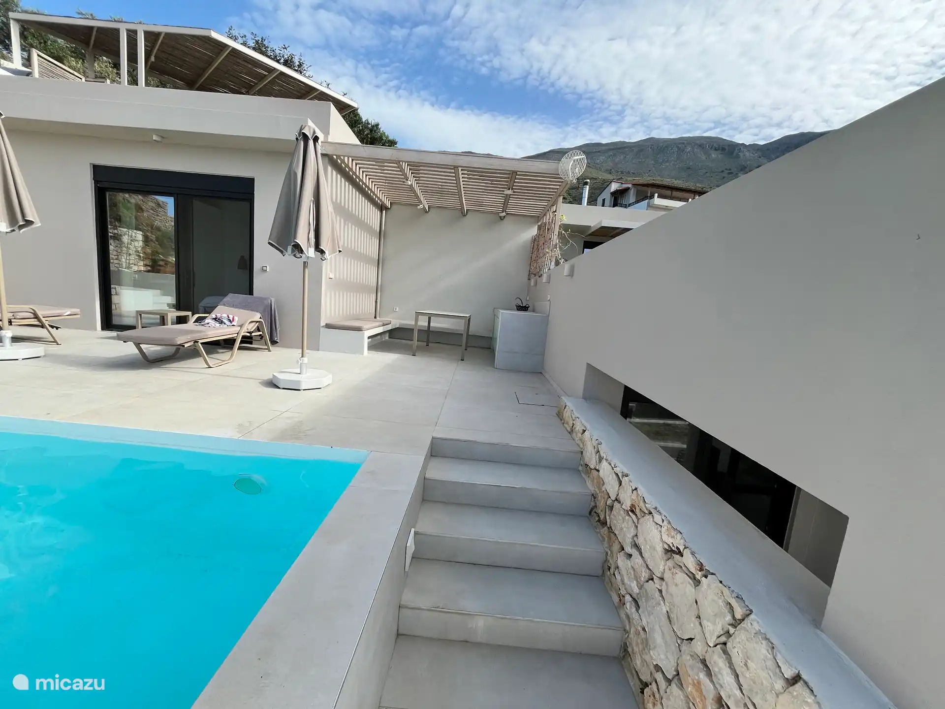 Die Treppe vom Haupthaus zur Außenküche und den anderen 2 Schlafzimmern und dem Swimmingpool