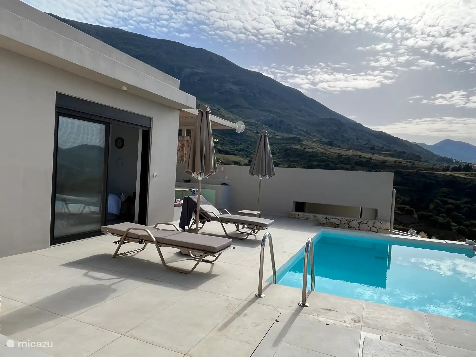 Blick von der Terrasse auf die Berge und das Tal