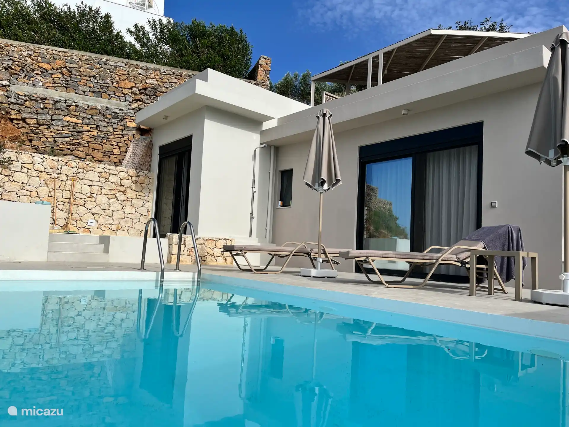 Der Swimmingpool mit dem 3. Schlafzimmer auf der rechten Seite und dem 2. Schlafzimmer auf der linken Seite