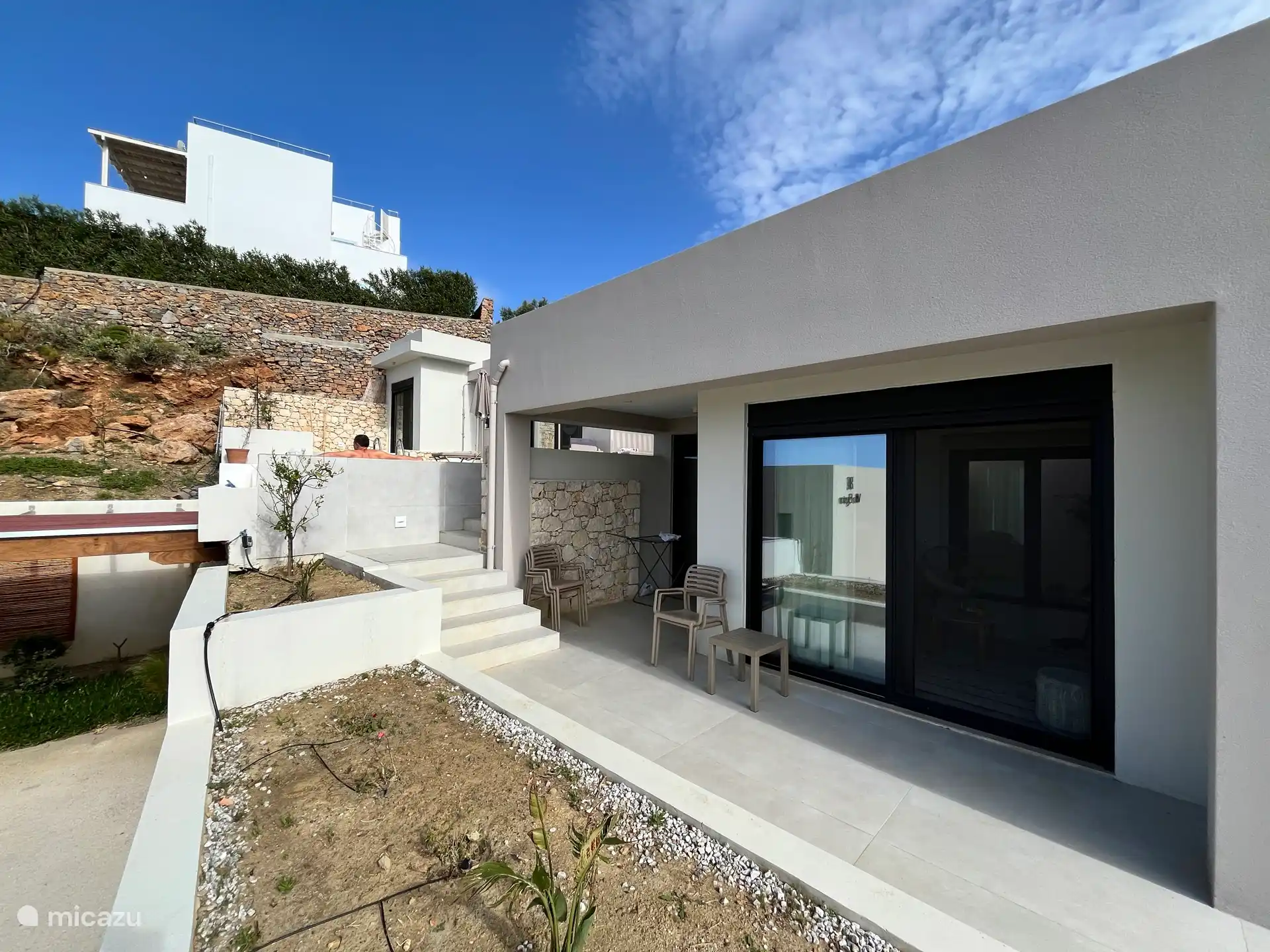 Das Haupthaus liegt ein paar Stufen höher als die Straße und über die Treppe erreichen Sie den Pool und die anderen Schlafräume sowie die Außenküche