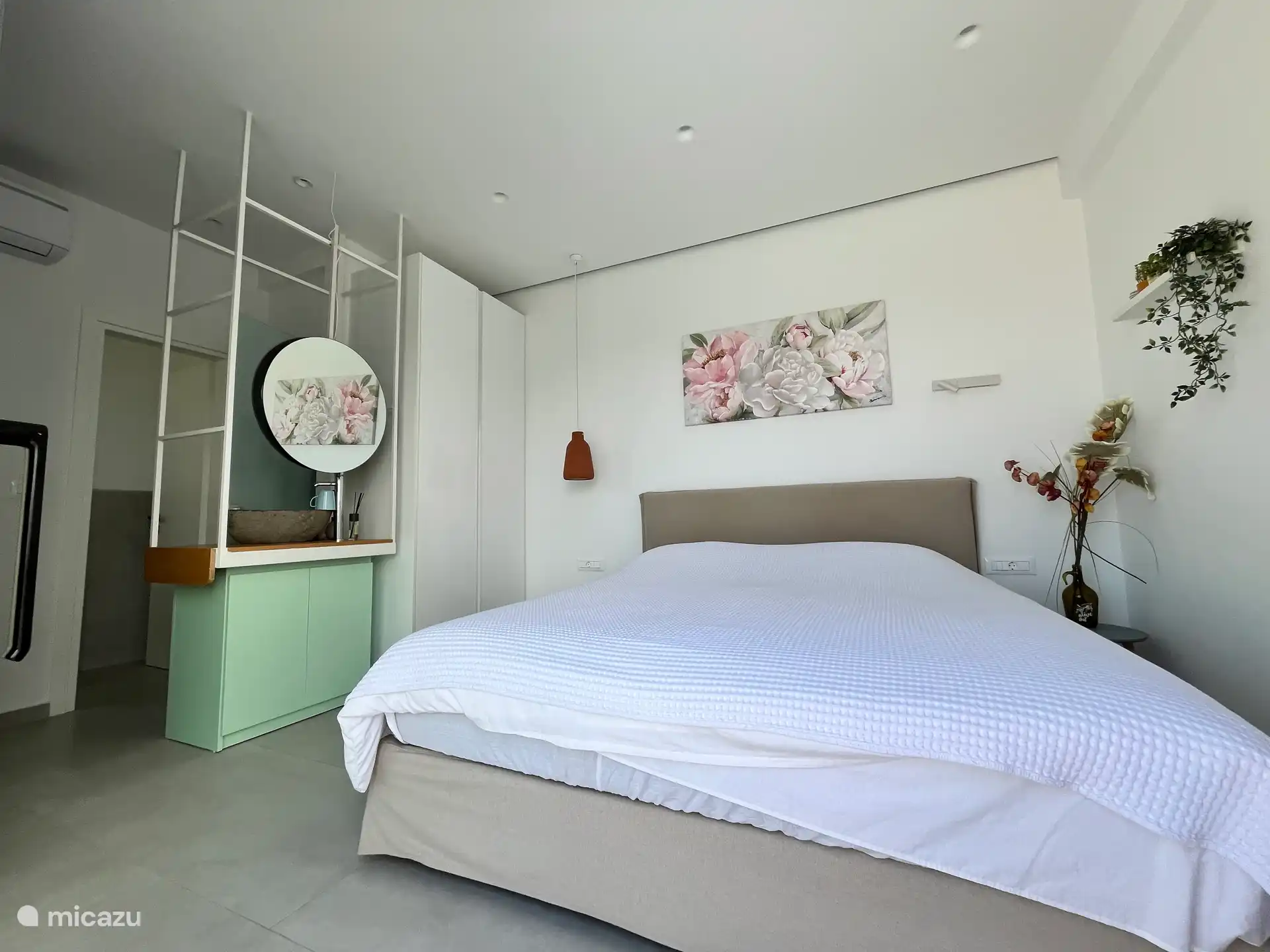 Schlafzimmer 2 mit Bad und WC auf der linken Seite