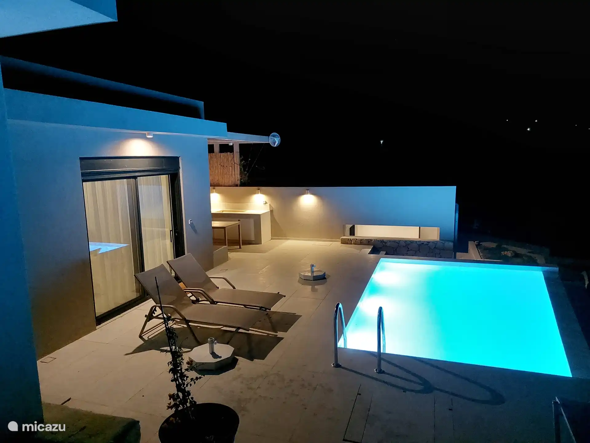 Abends sind die Villa und der Pool beleuchtet