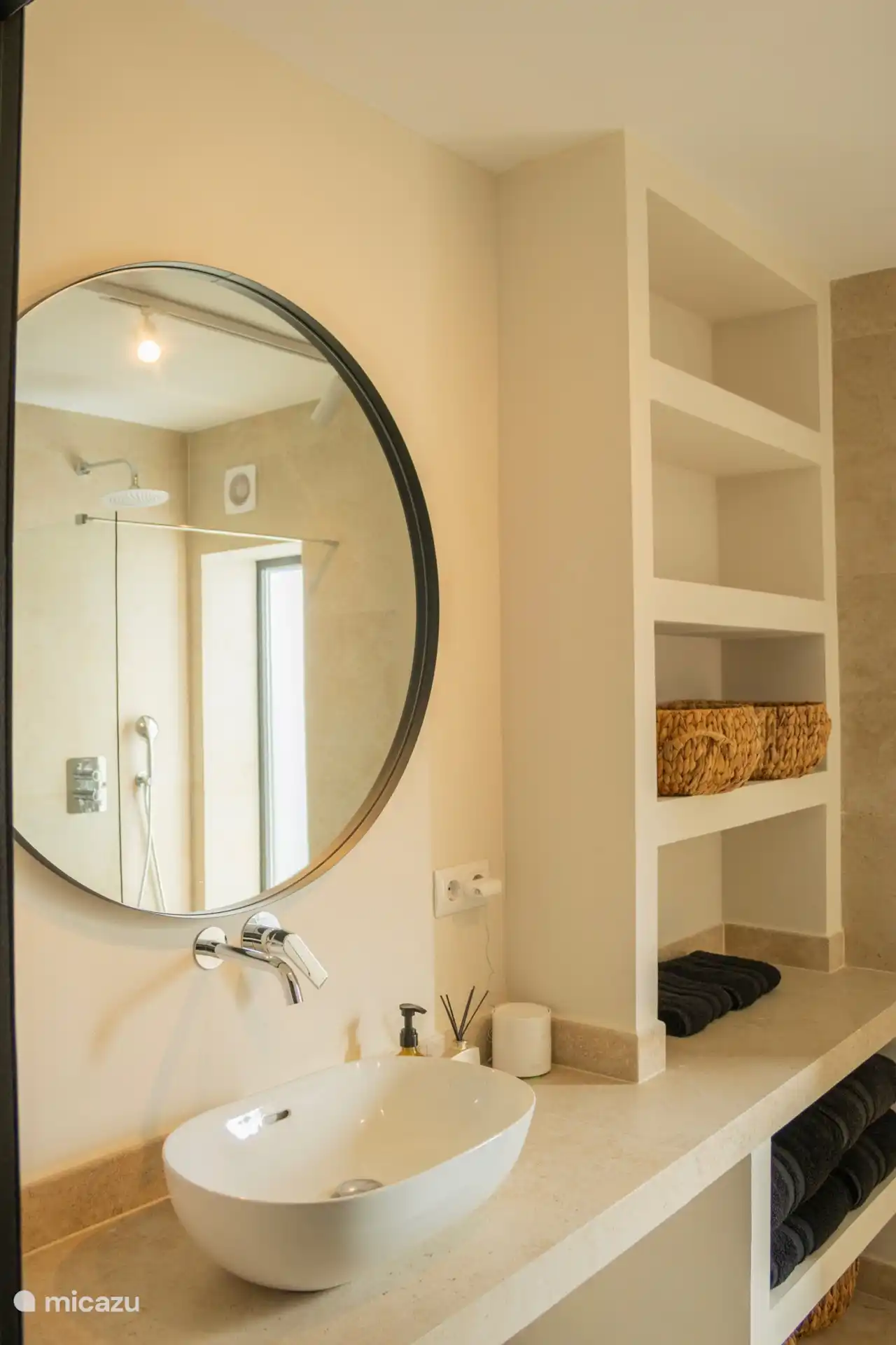 A bathroom equipped with every comfort.