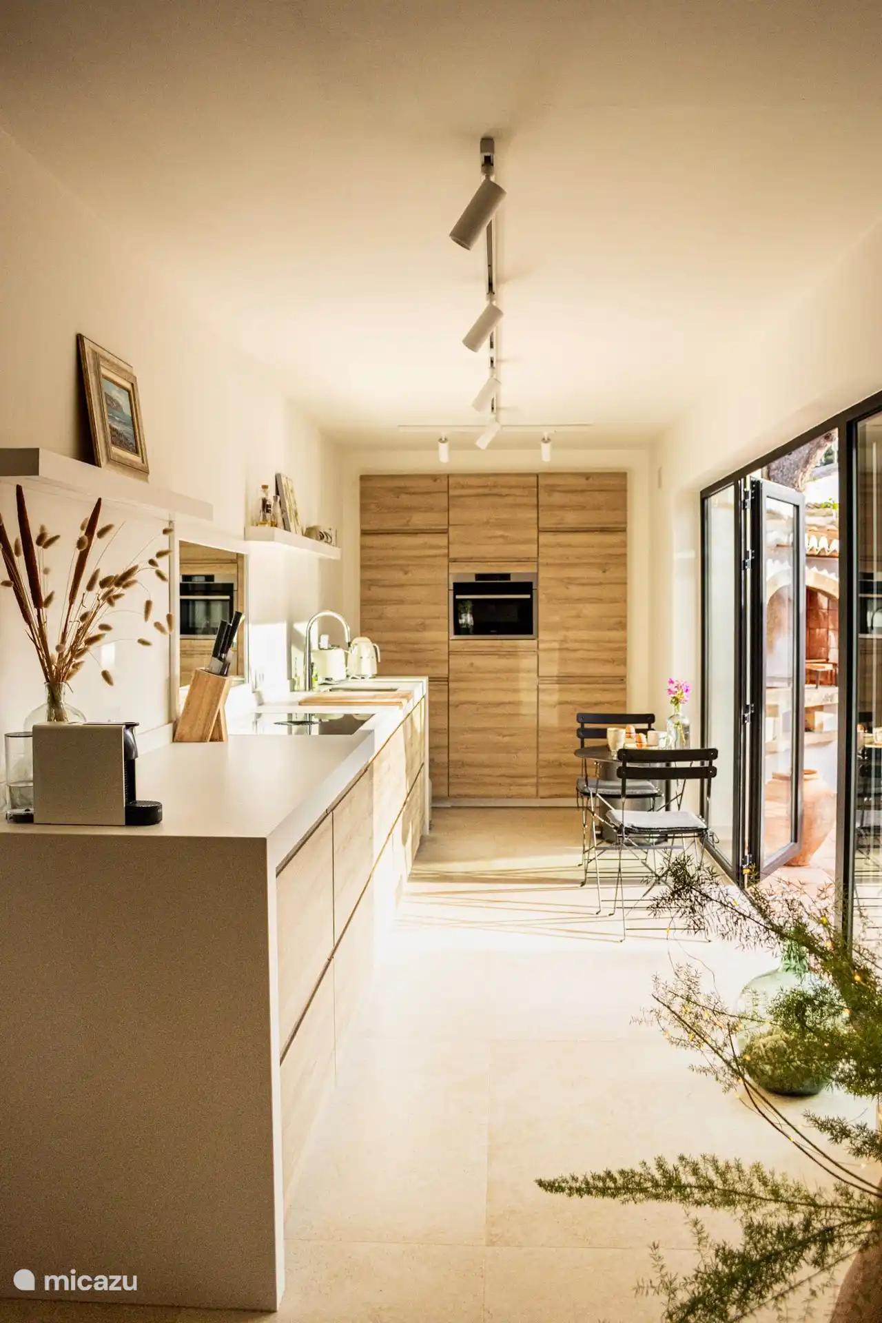 The modern kitchen is a feast for the eyes and ideal for preparing food together. A lovely central location of the villa.