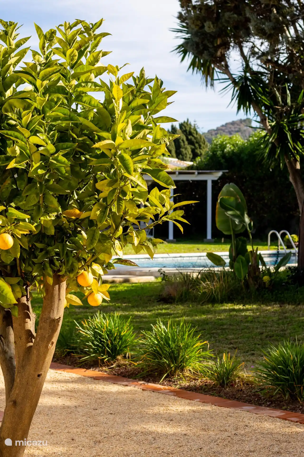 The garden around the house gives a lot of privacy and many places where you can retreat.