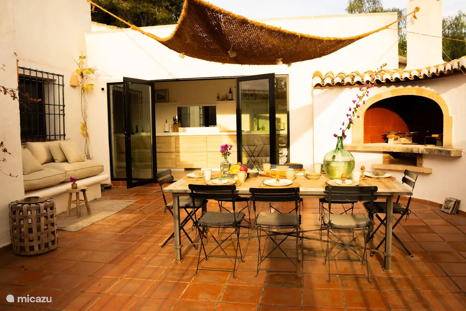 The patio is the unique place of our villa. A cozy central place with an outdoor oven, directly adjacent to the kitchen you can enjoy breakfast and dinner. With a direct view of the swimming pool.