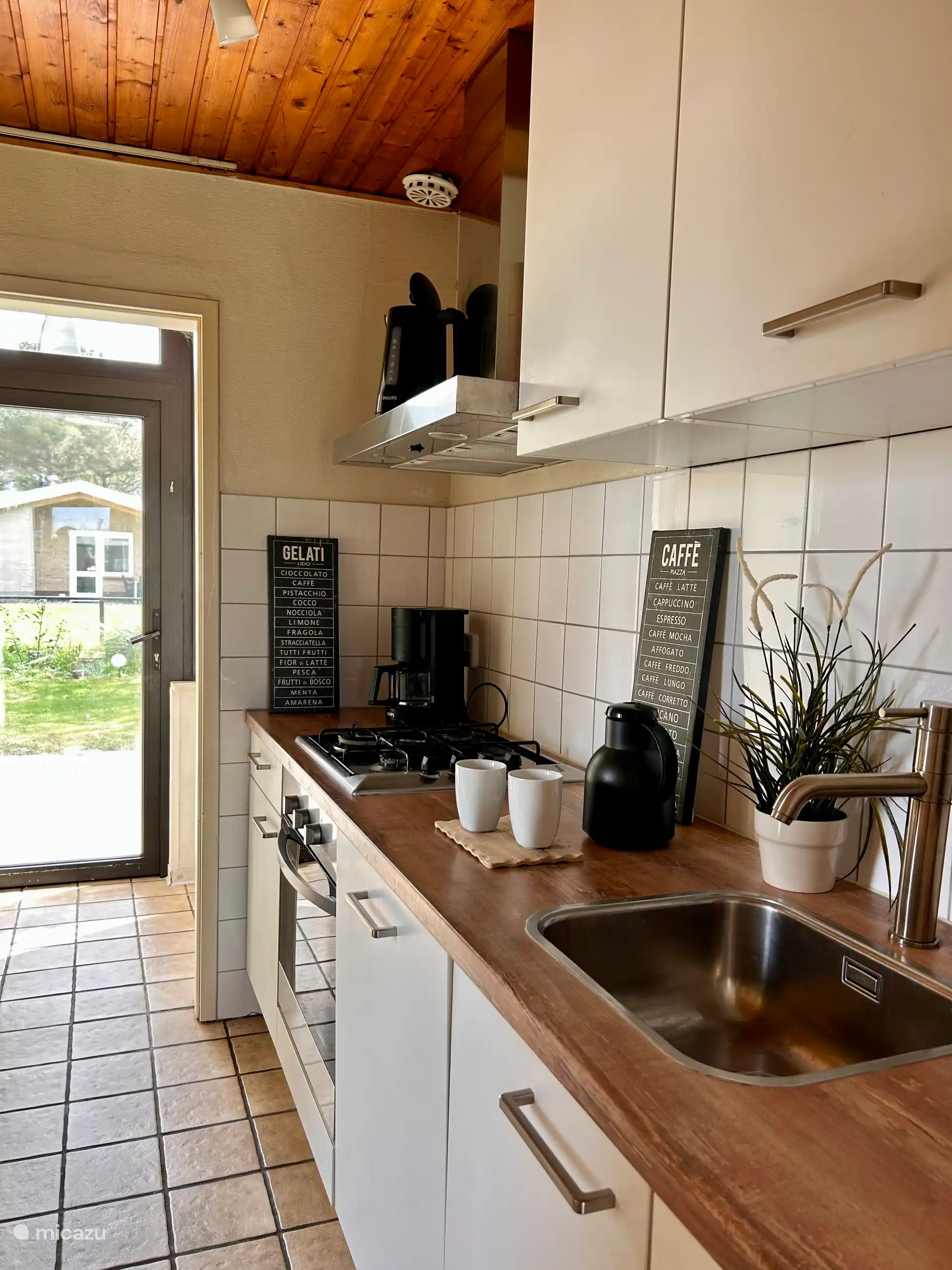 Küche mit Geschirrspüler