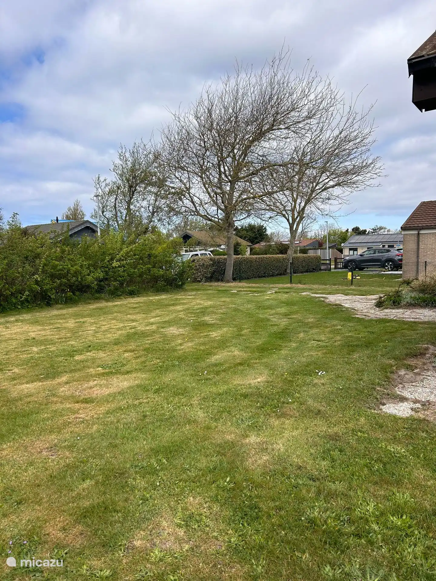 Großer umzäunter Garten mit Rasen