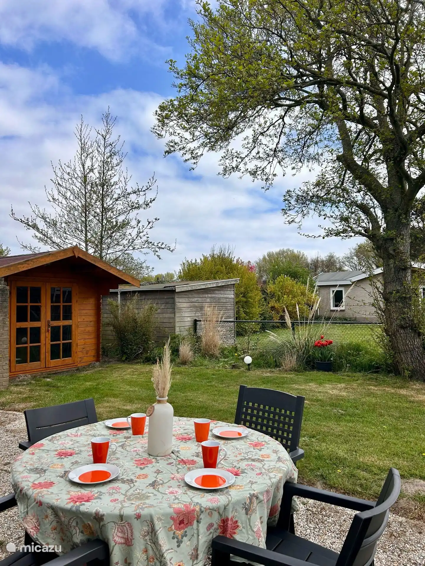 Gemütlicher Esstisch im Garten