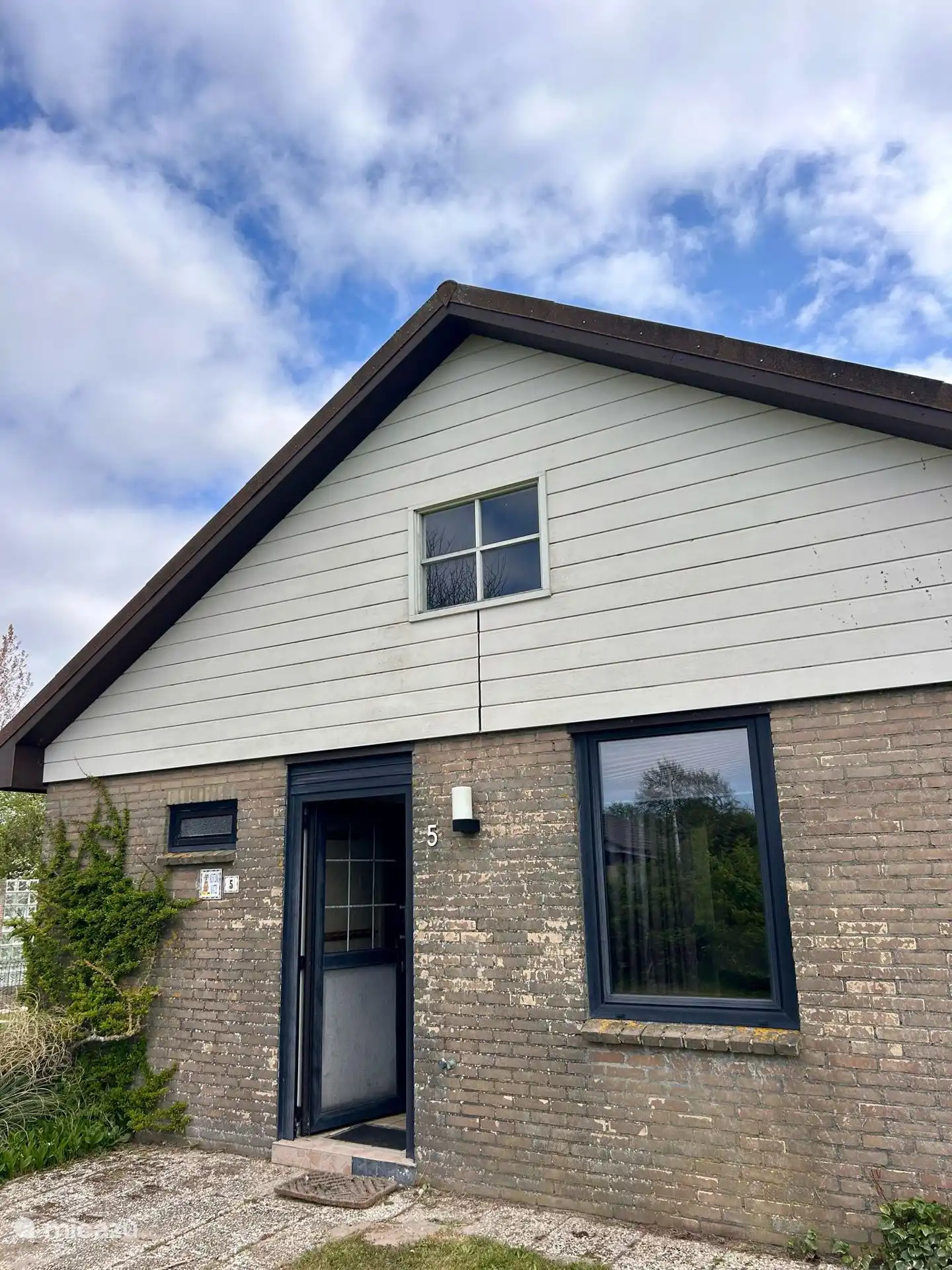 Haustür mit Trittstufe