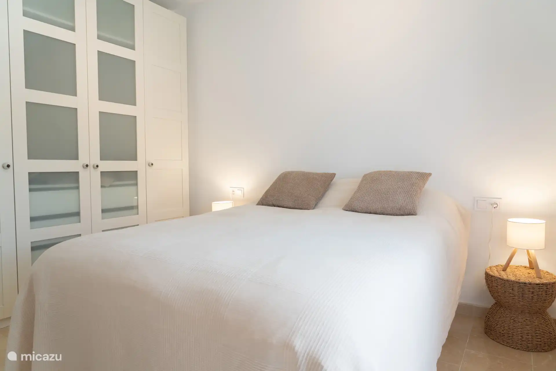 Chambre spacieuse avec lit français. 