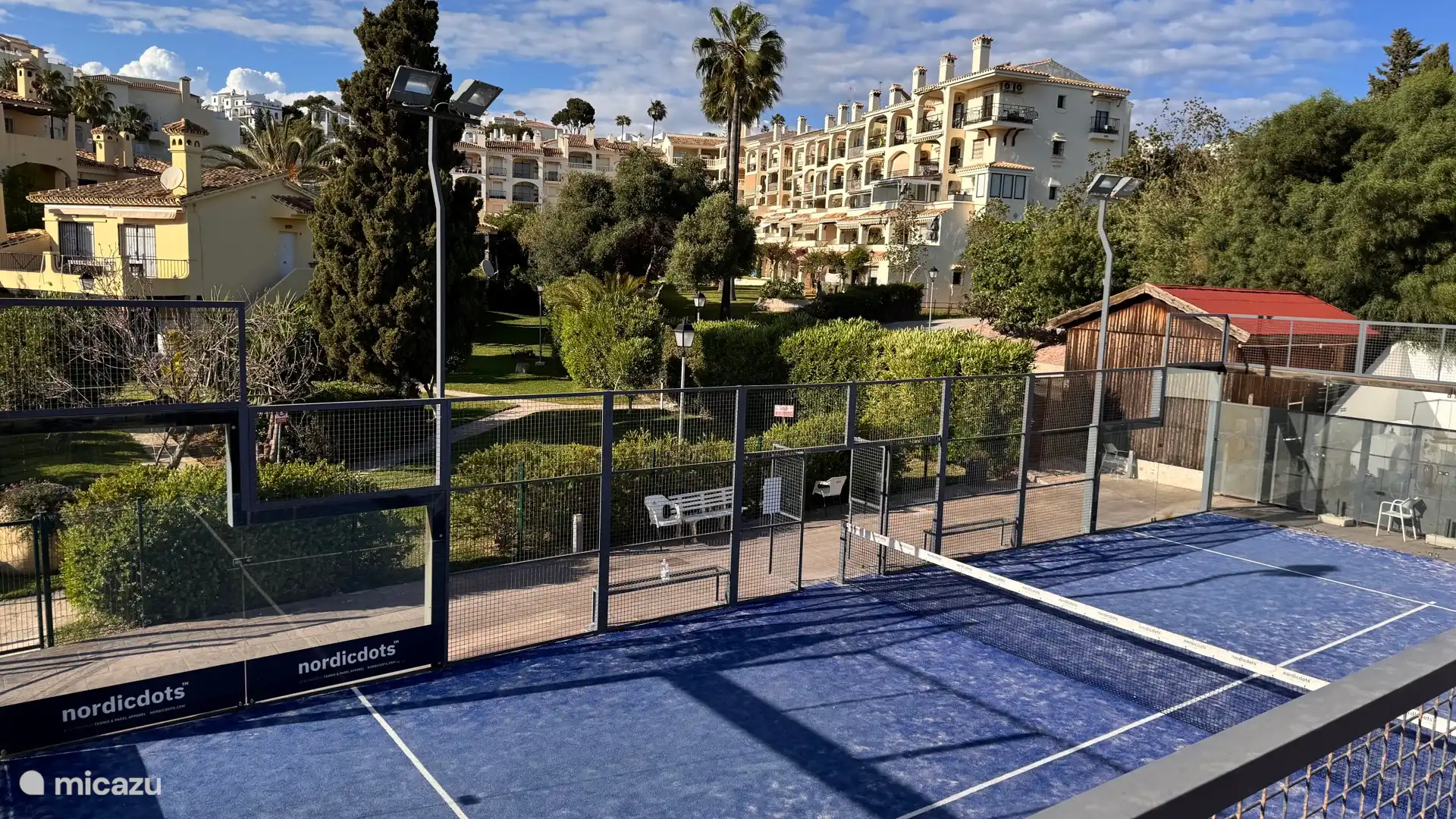 Pour les amateurs de tennis et/ou de padel, à côté du complexe d’appartements se trouve le club sportif R11 avec pas moins de 8 courts de padel et 5 courts de tennis.