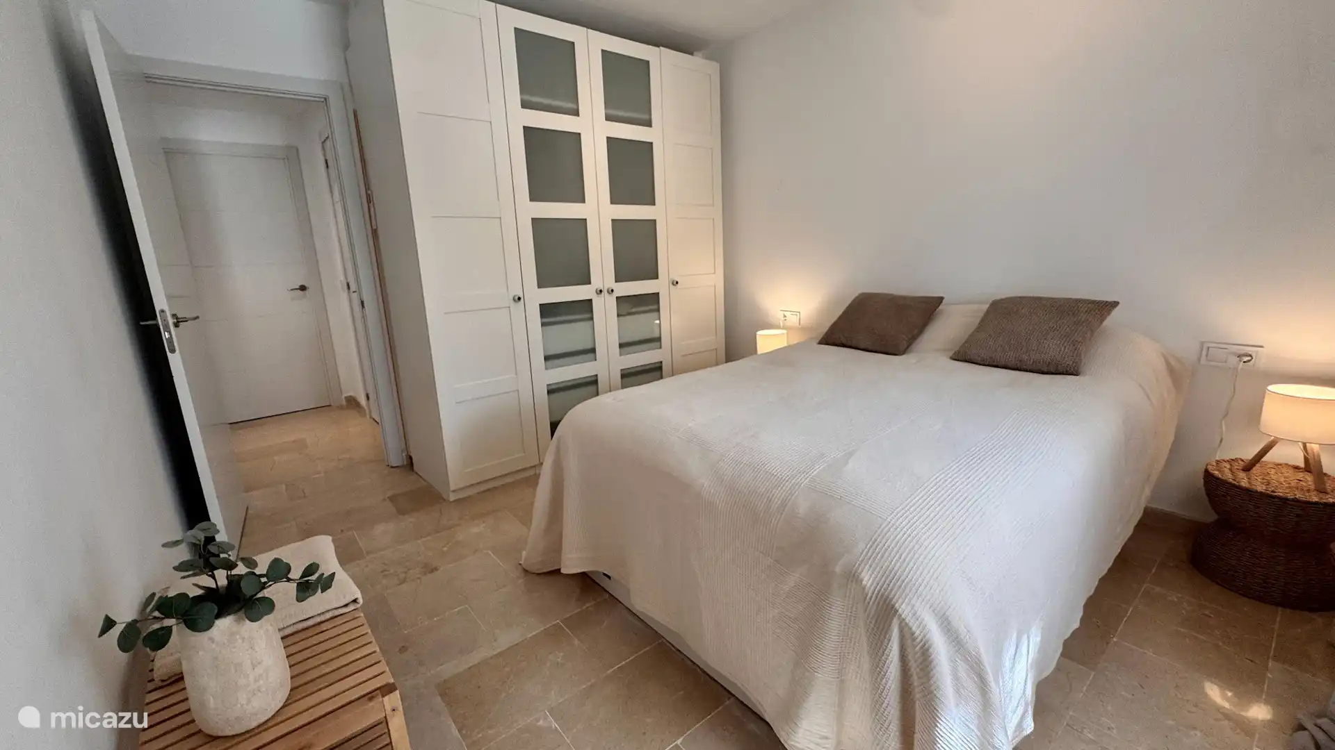 Chambre spacieuse avec lit français. 