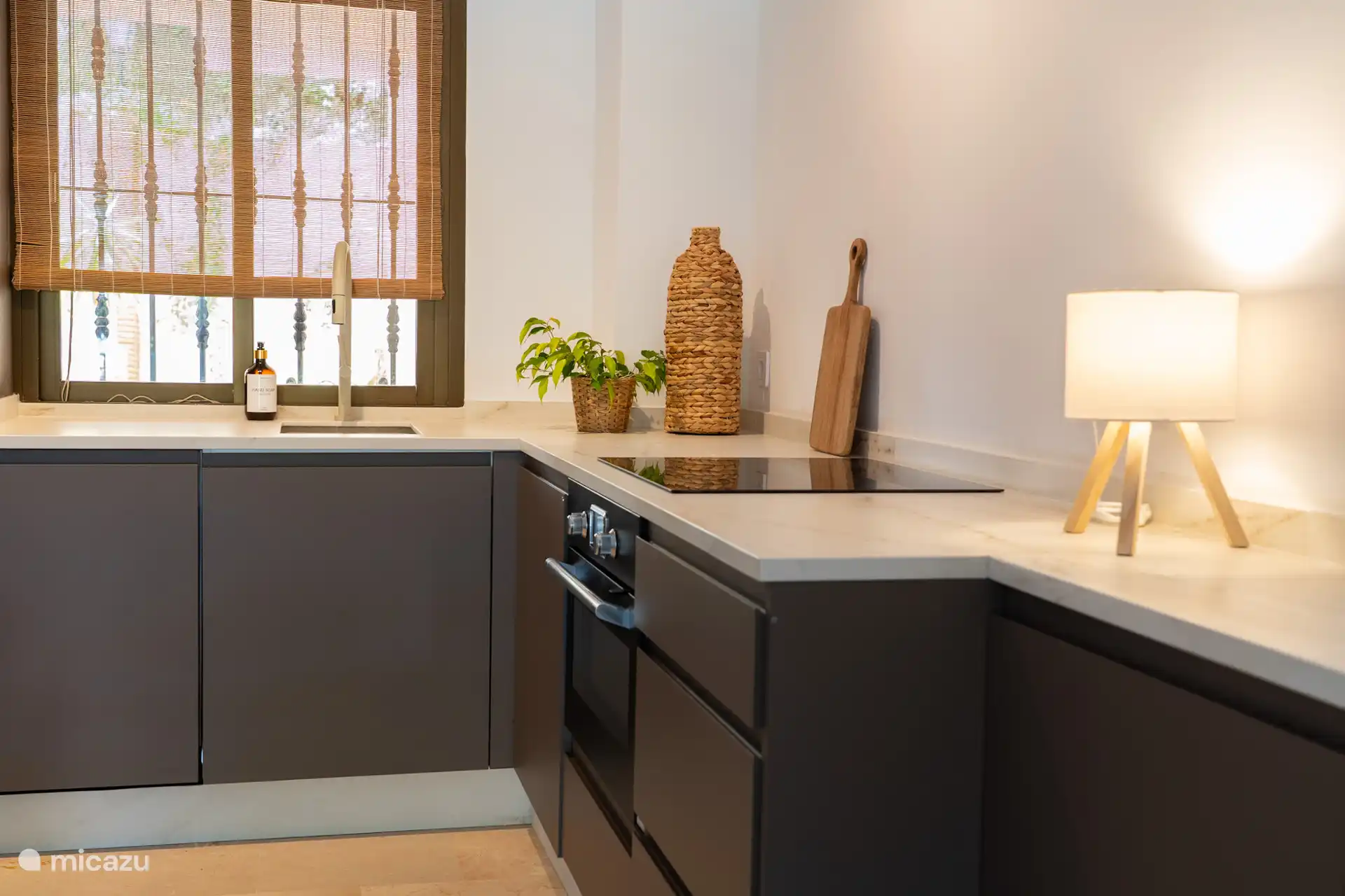 Belle cuisine de luxe avec appareils intégrés. 