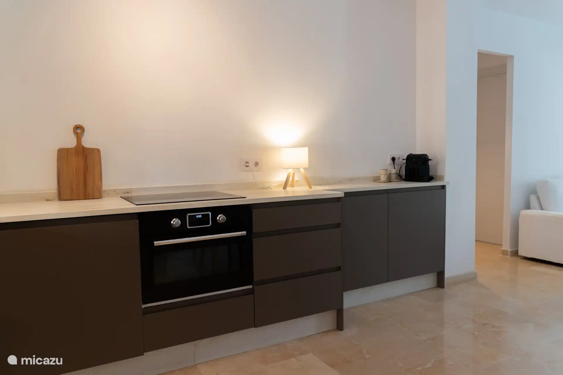 Cuisine luxueuse avec lave-vaisselle, machine à laver, four combiné et micro-ondes, réfrigérateur-congélateur et plaque à induction. 