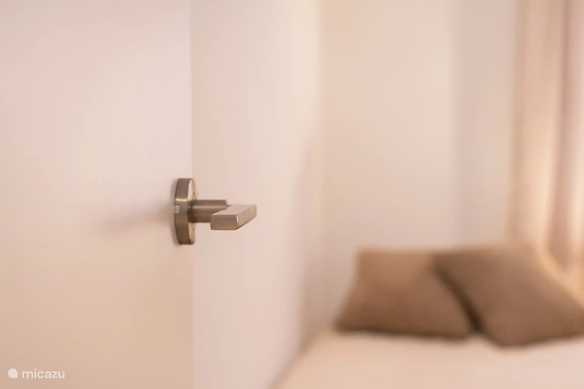 Chambre spacieuse avec 2 lits simples. Placard privé avec beaucoup d’espace de rangement. 