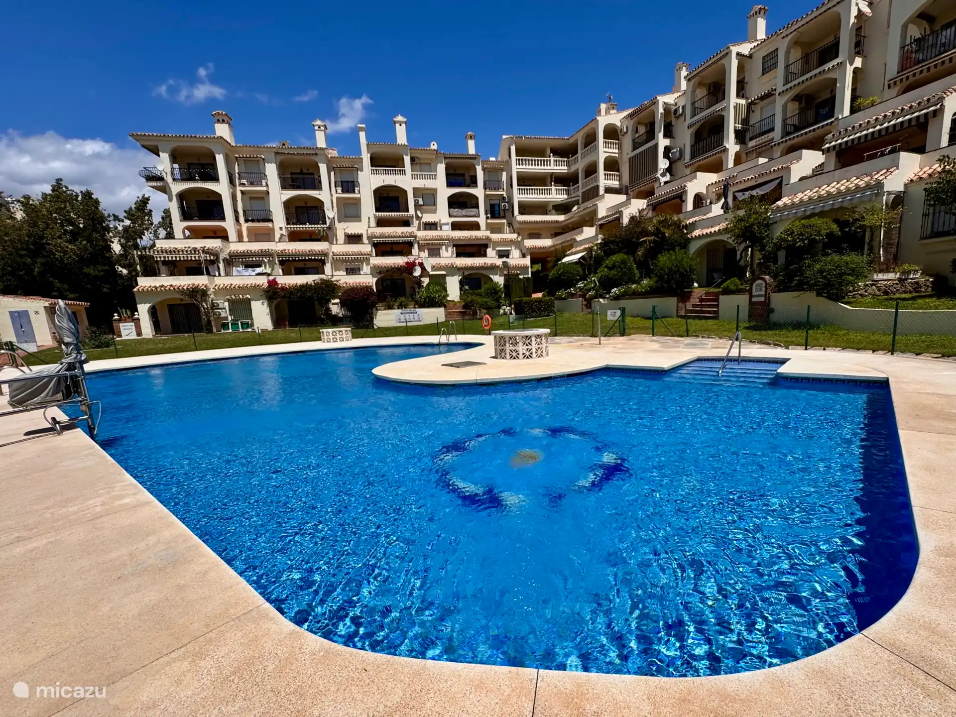 Piscine spacieuse près de votre propre terrasse. 