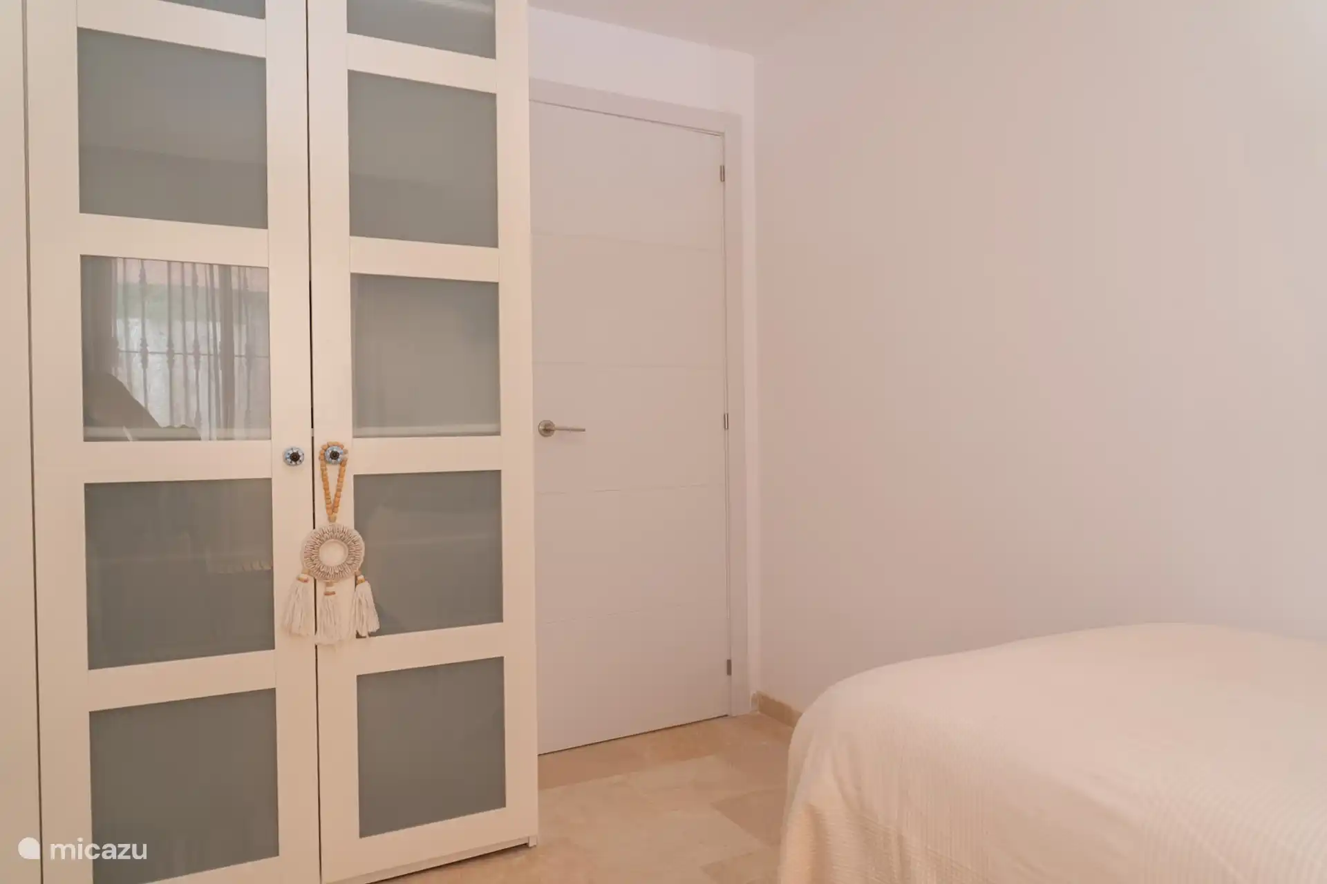 Chambre spacieuse avec 2 lits simples. Placard privé avec beaucoup d’espace de rangement. 