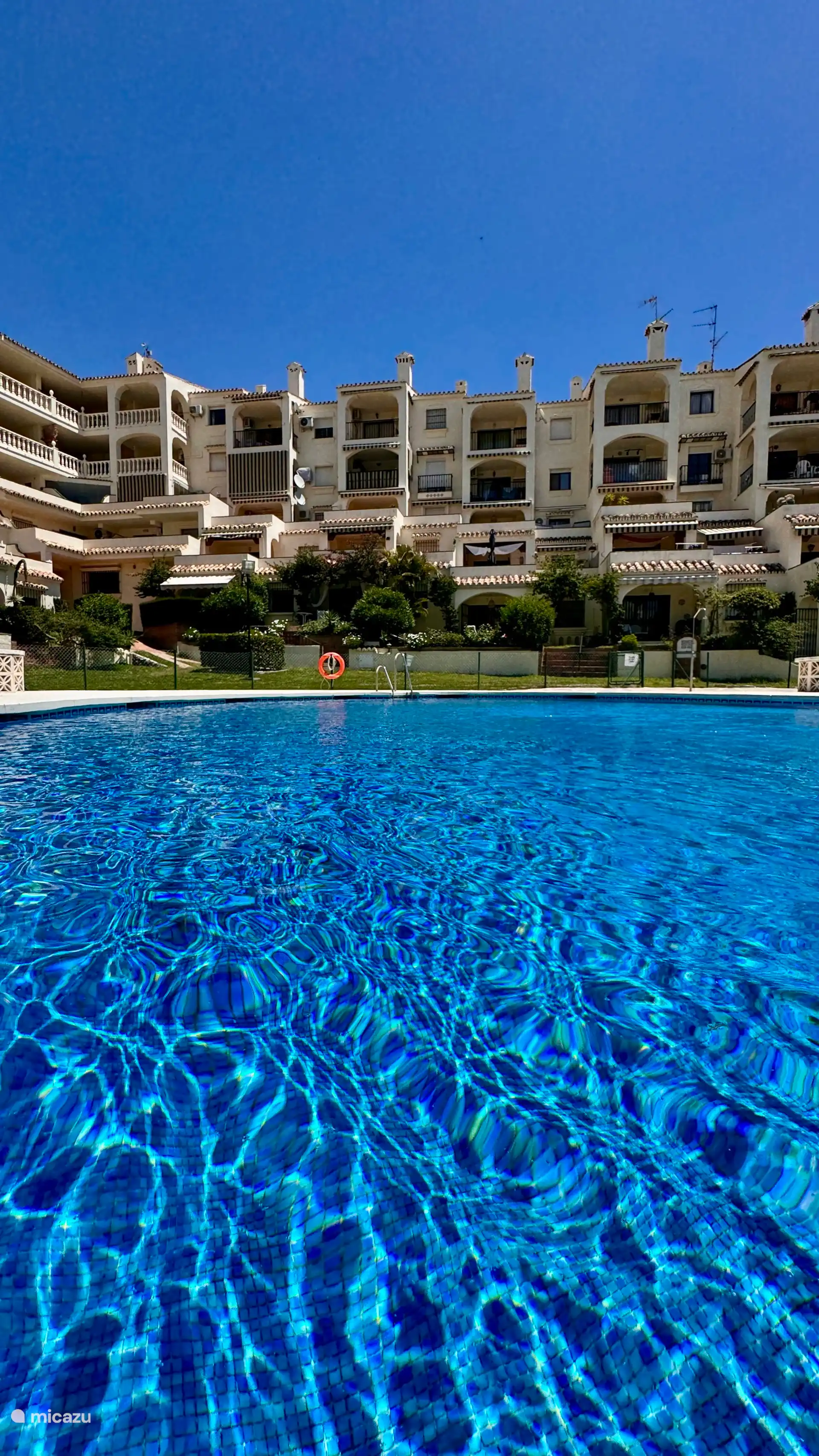 Belle piscine spacieuse sur la terrasse. Il 