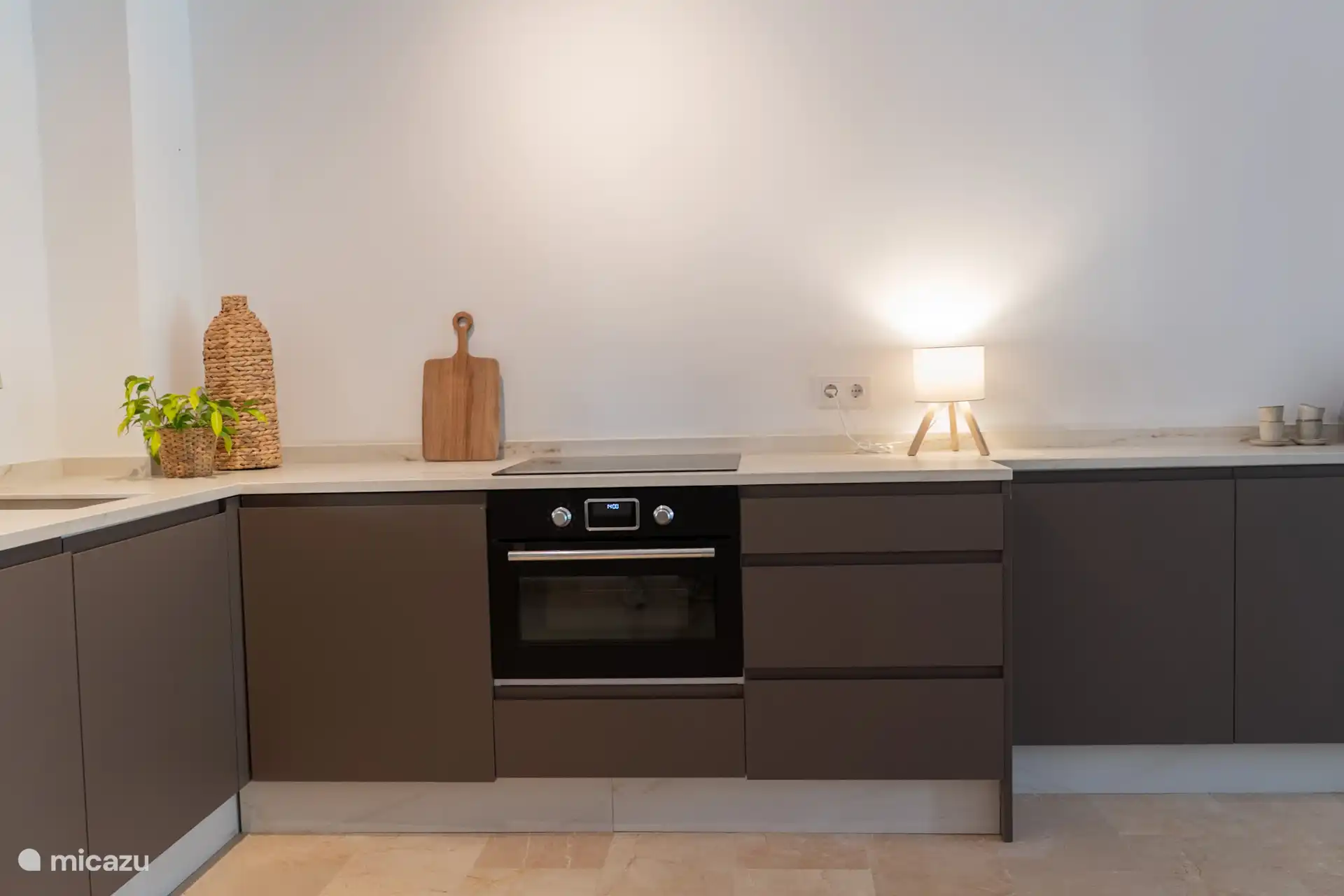 Cuisine luxueuse avec lave-vaisselle, machine à laver, four combiné et micro-ondes, réfrigérateur-congélateur et plaque à induction. 