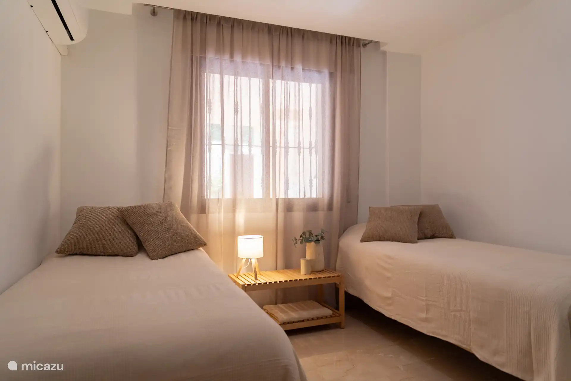 Chambre spacieuse avec 2 lits simples. Placard privé avec beaucoup d’espace de rangement. 