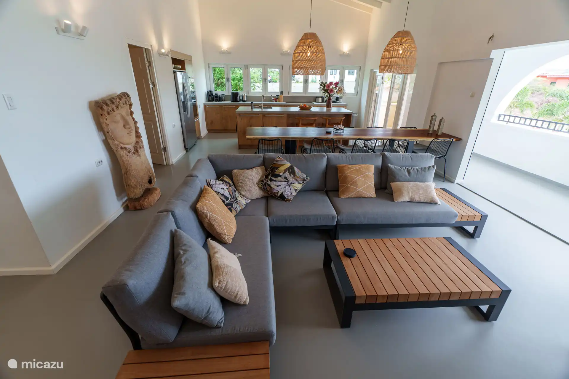 Zweisamkeit und Entspannung im Wohnzimmer mit Aussicht