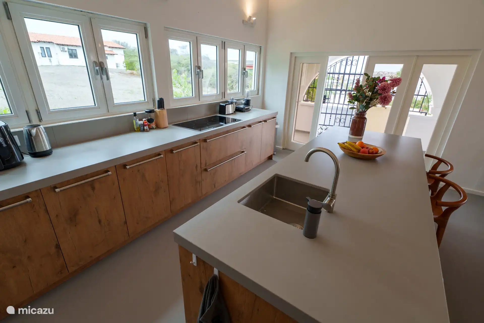 Voll ausgestattete Küche mit amerikanischem Kühlschrank.