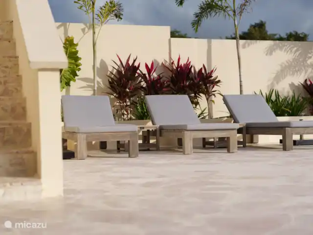 Villa Seru Jan Thiel | Curaçao, Banda Ariba (est), Jan Thiel - villa Chaises longues et parasols sur la grande terrasse autour de la piscine