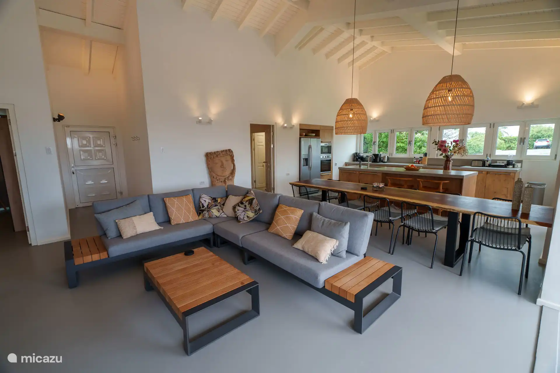 Wohnzimmer mit offener Küche