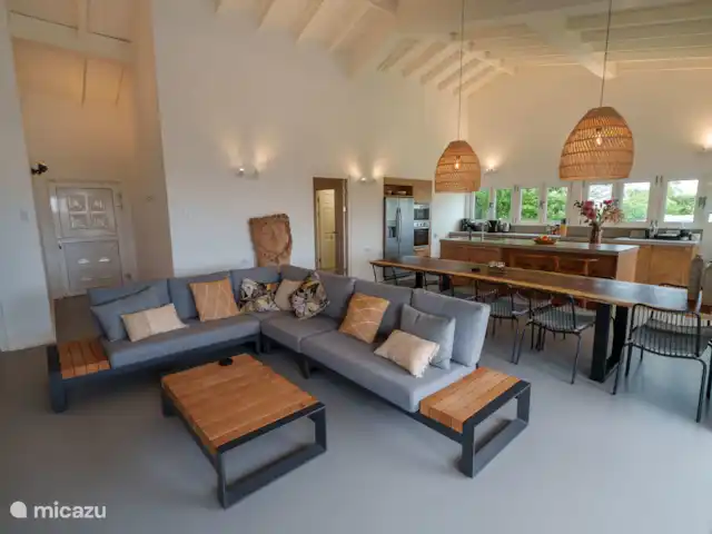 Villa Seru Jan Thiel | Curaçao, Banda Ariba (est), Jan Thiel - villa Salon avec cuisine ouverte