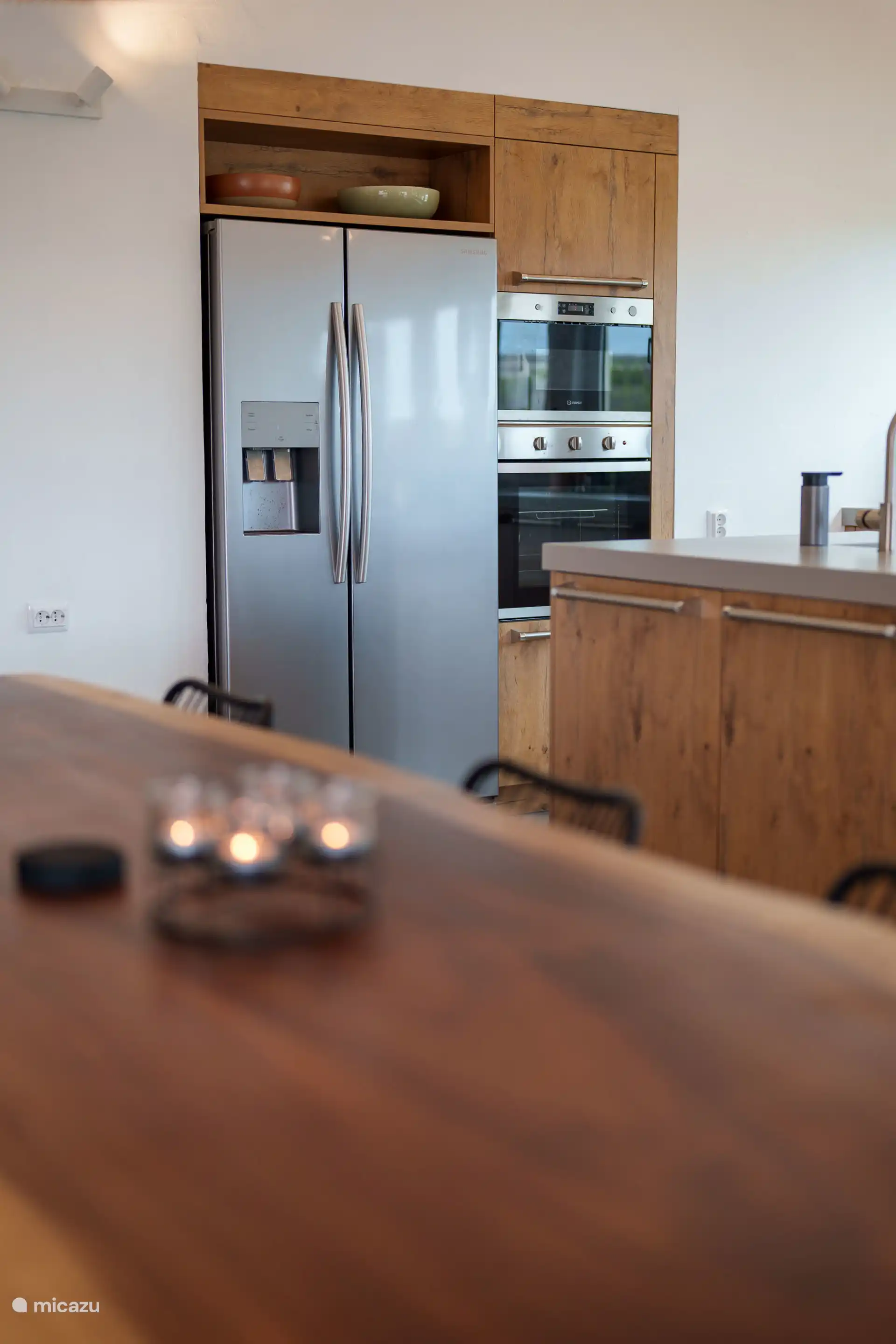 Amerikanischer Kühlschrank, Backofen und Mikrowelle.