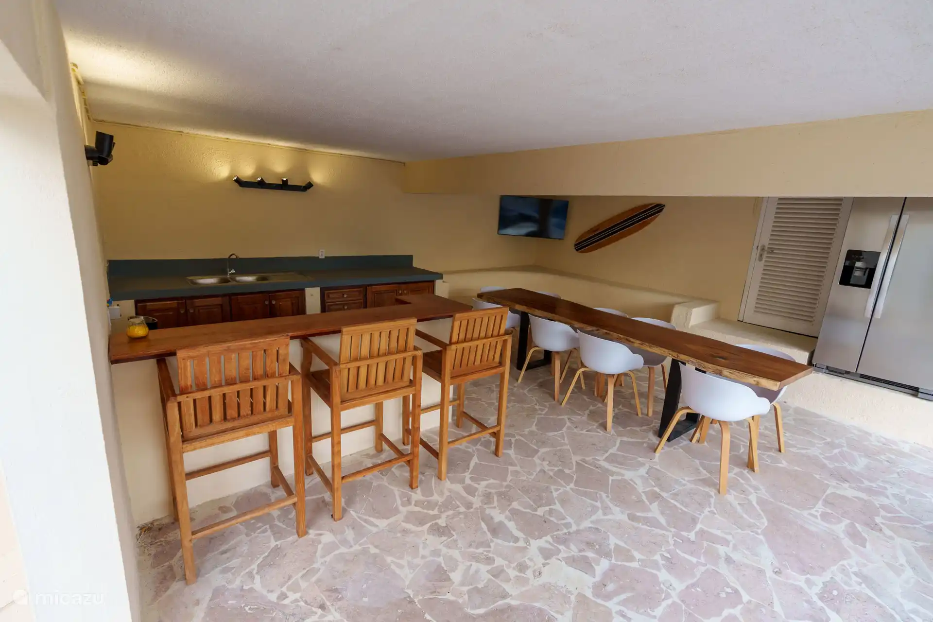 Die Außenküche mit Sitzgelegenheit und Grill. Ein extra großer Kühlschrank für ein kaltes Getränk.