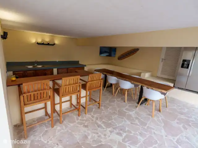 Villa Seru Jan Thiel | Curaçao, Banda Ariba (est), Jan Thiel - villa La cuisine extérieure avec sièges et barbecue. Un très grand réfrigérateur pour une boisson fraîche.