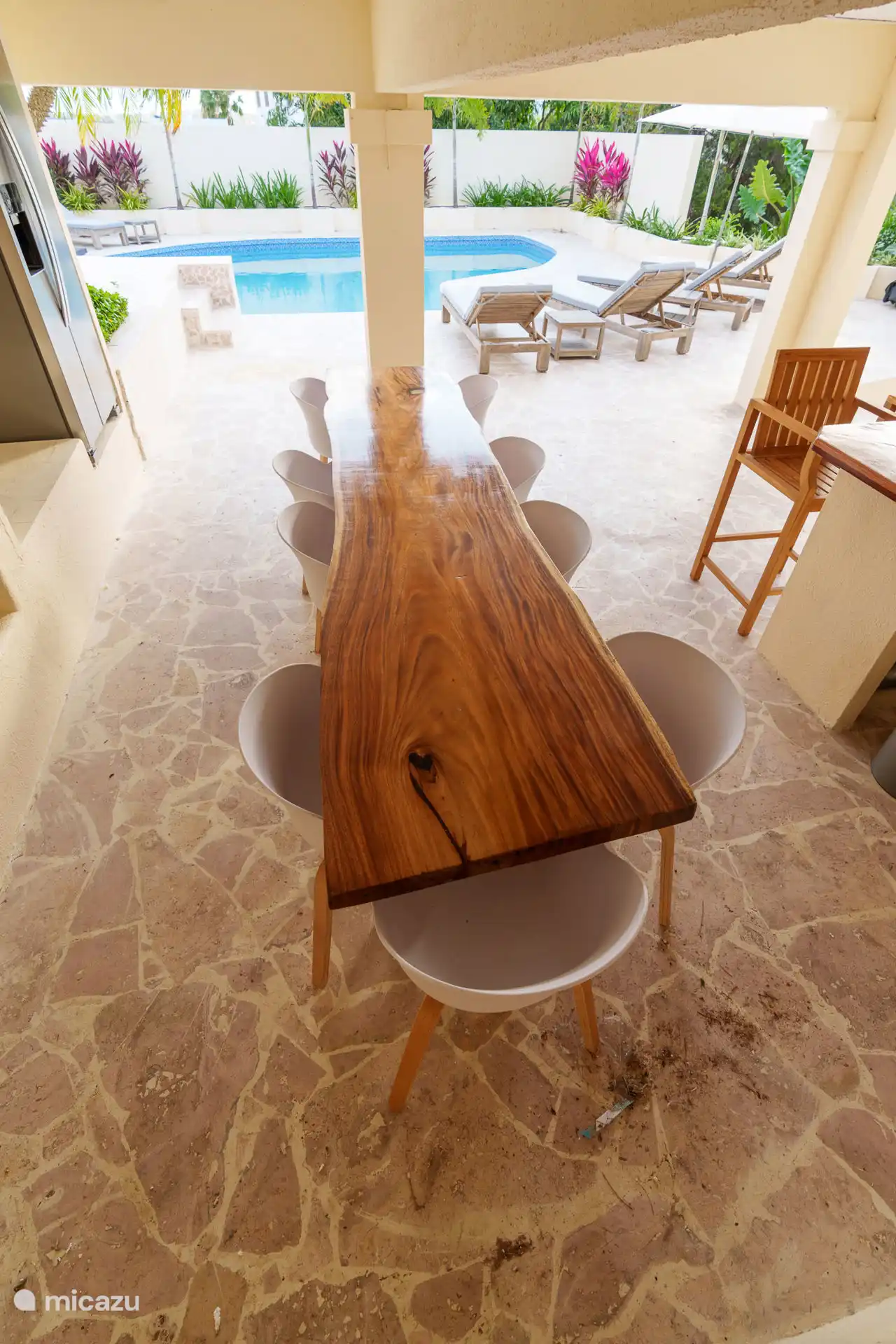 Essen im Freien in der 2. voll ausgestatteten Außenküche mit Lounge-Set, Grill, TV und großem Tisch. In der Nähe des Schwimmbads