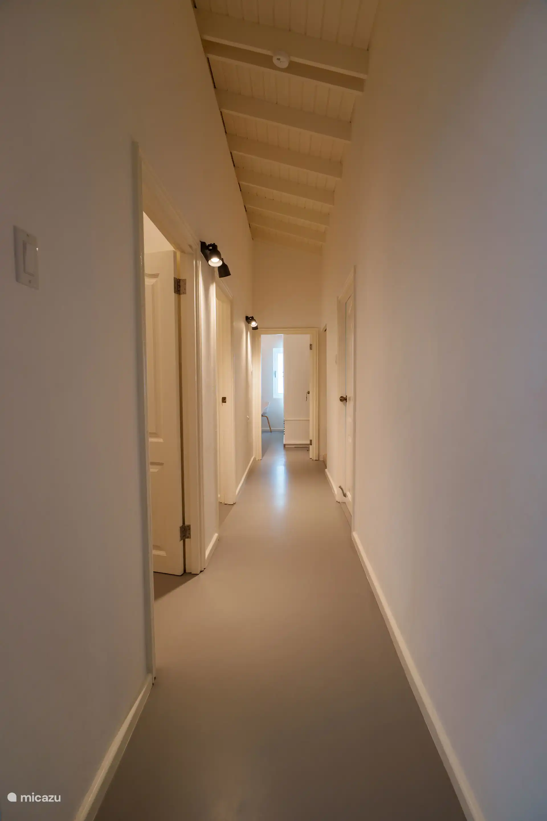 Geräumige Villa mit 5 Schlafzimmern, von denen sich 3 in einem separaten Flügel befinden, um zusätzliche Ruhe und Privatsphäre zu gewährleisten.