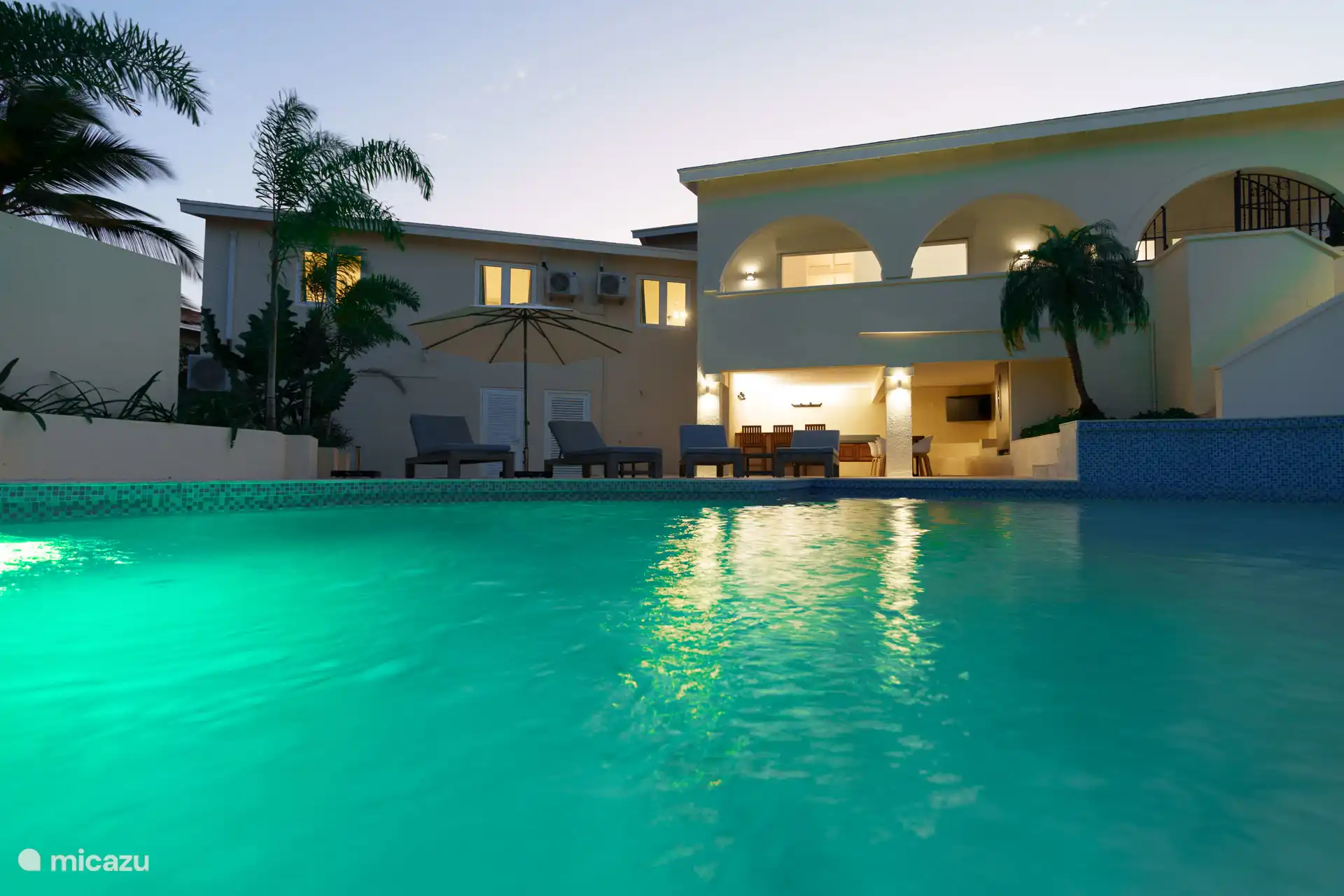 Außenküche mit Grill neben dem Pool