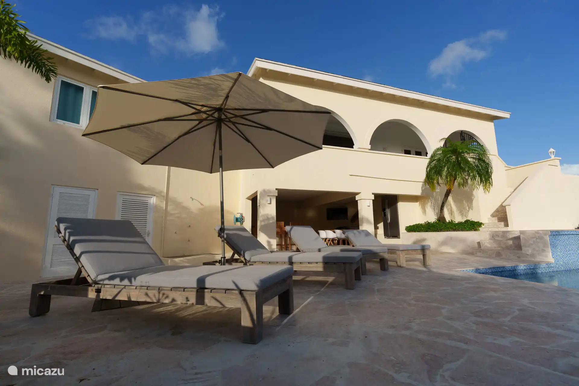 Terrasse mit Sonnenliegen