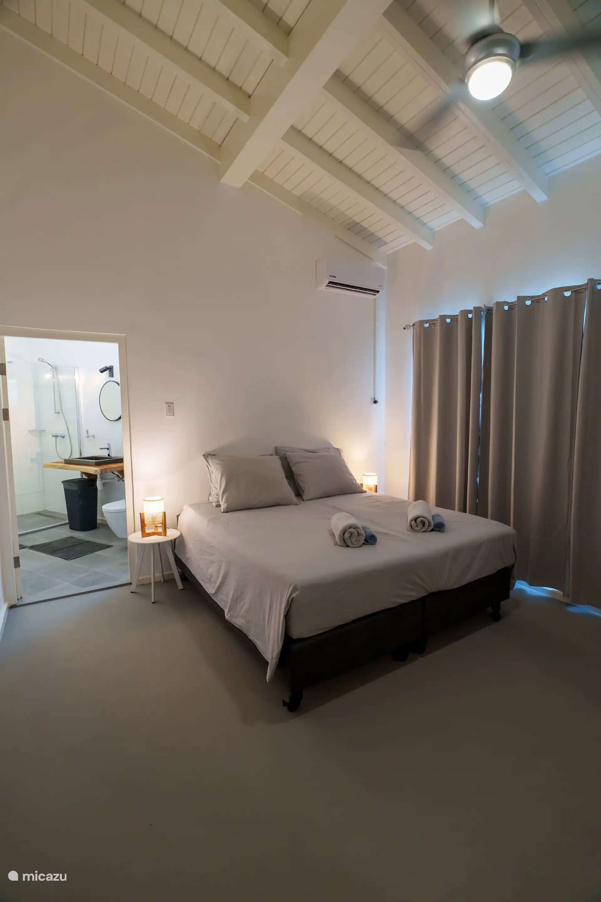 Eines der 5 Schlafzimmer mit eigenem Bad