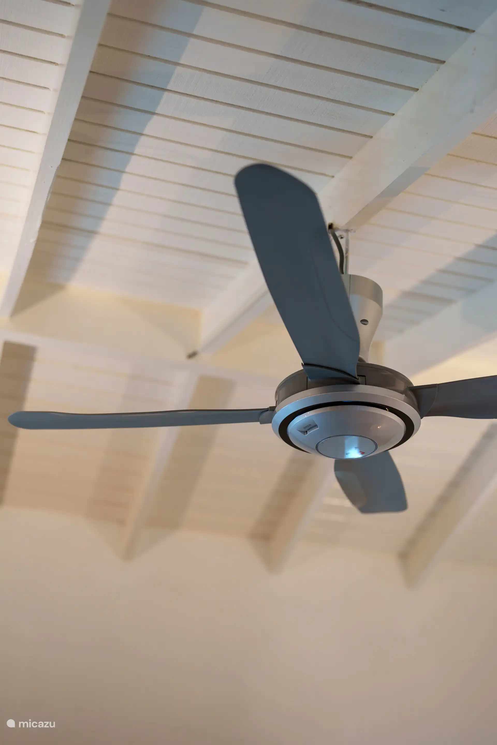 Schlafzimmer mit Klimaanlage und Ventilator für optimalen Schlaf