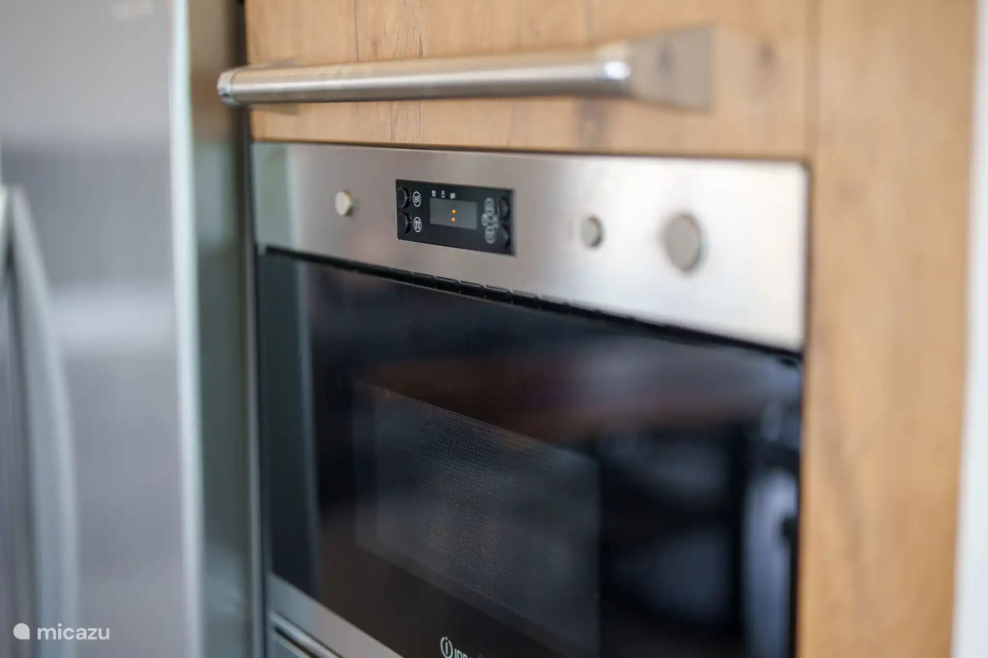 Küche mit Backofen und Mikrowelle ausgestattet.